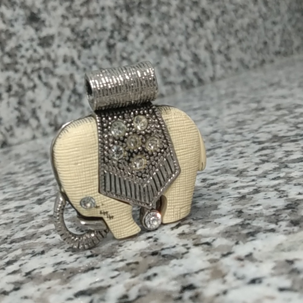 ⭐Crystal Elephant Vintage Pendant